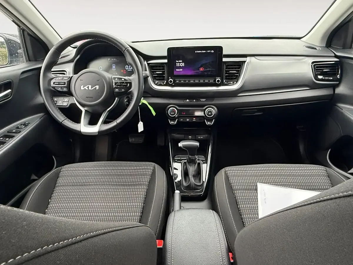 Usado Kia Stonic 100 CV (73 kW) 2025 Negro SUV