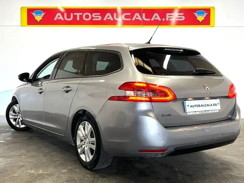 Usado Peugeot 308 SW Access 100 CV (73 kW) 2019 Gris / plata Familiar