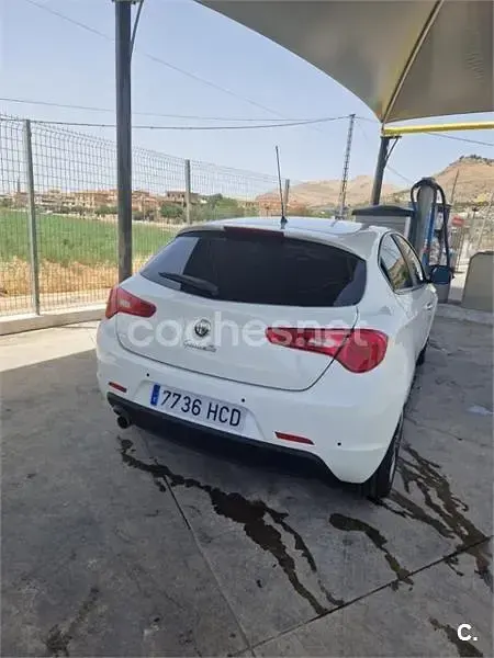 Usado Alfa Romeo Giulietta Distinctive 120 CV (88 kW) 2011 Blanco Utilitario
