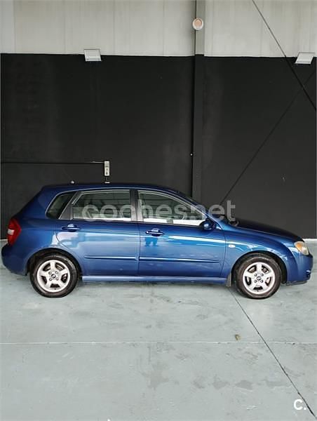 Usado Kia Cerato 112 CV (82 kW) 2005 Azul Berlina