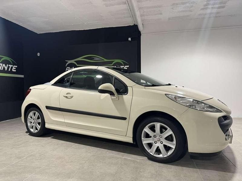 Usado Peugeot 207 CC 120 CV (88 kW) 2009 Blanco Descapotable