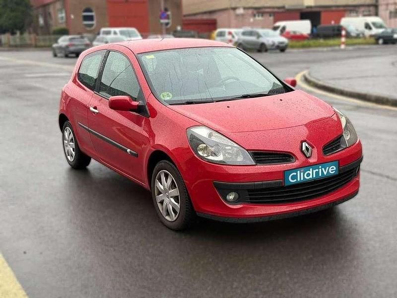 Usado Renault Clio II Authentique 86 CV (63 kW) 2007 Rojo Berlina