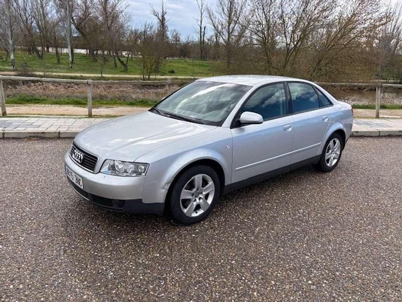 Usado Audi A4 131 CV (96 kW) 2001 Gris Berlina