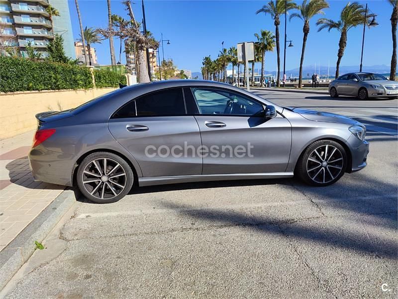 Usado Mercedes CLA200 Urban 136 CV (100 kW) 2014 Gris / plata Berlina