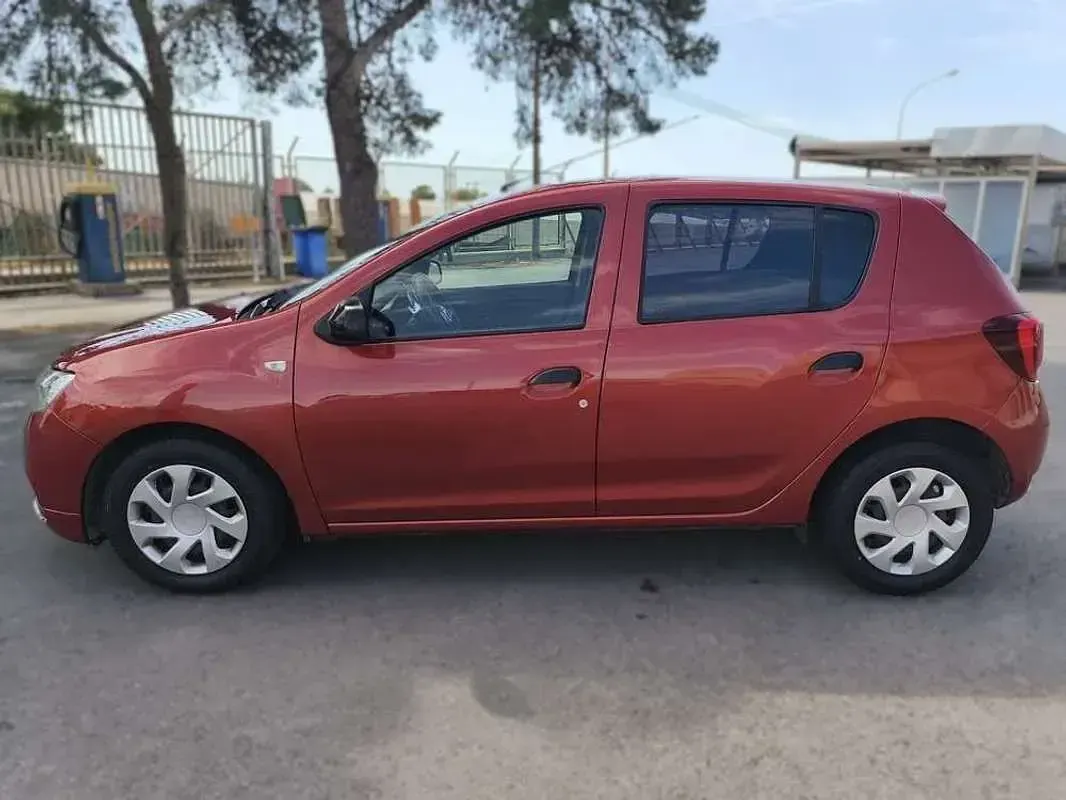 Usado Dacia Sandero Lauréate 75 CV (55 kW) 2017 Rojo Utilitario
