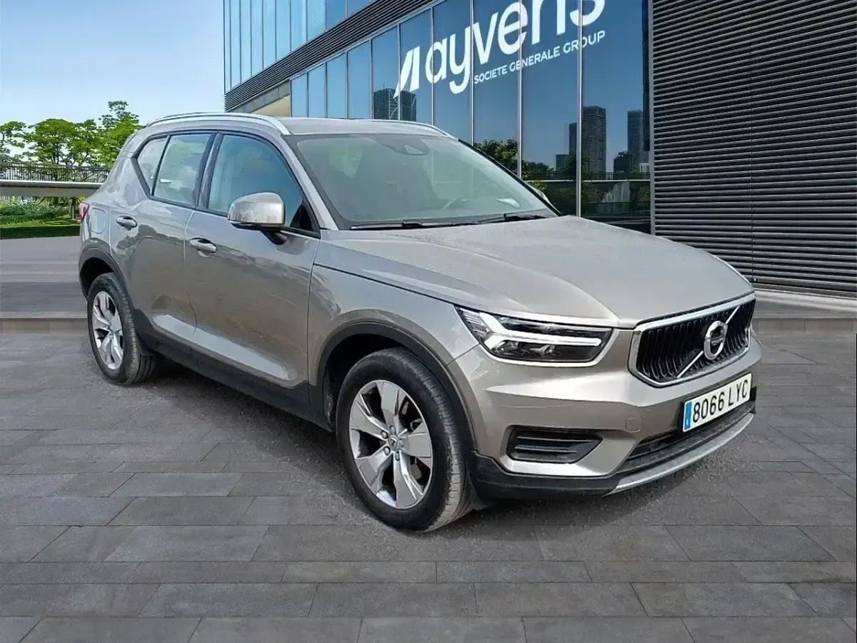 Käytetty Volvo XC40 Momentum 197 HP (144 kW) 2022 Harmaa Katumaasturi