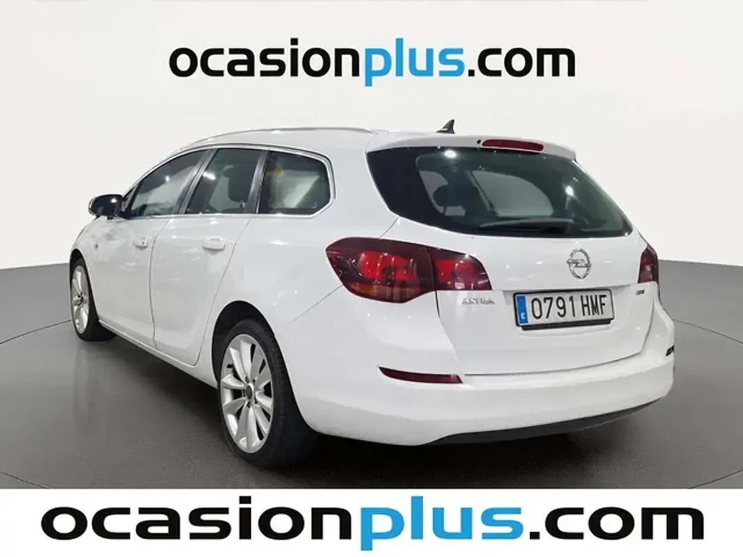 Usado Opel Astra Excellence 125 CV (91 kW) 2012 Blanco Familiar