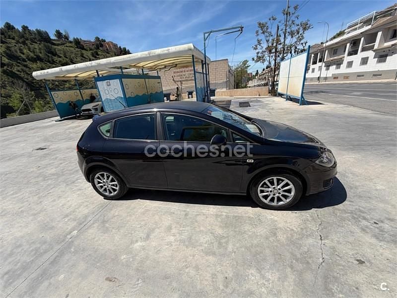 Usado Seat Leon Reference 105 CV (77 kW) 2010 Negro Utilitario