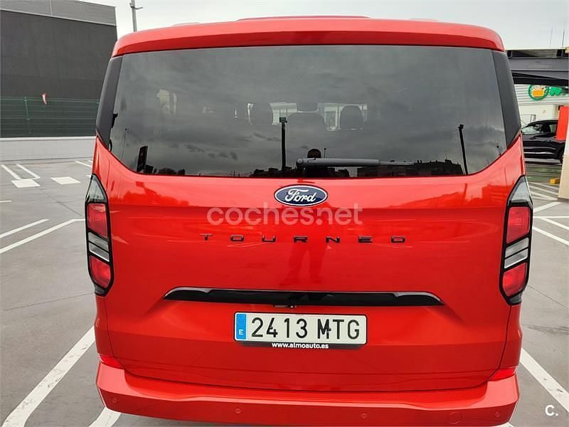 Usado Ford Tourneo Titanium 170 CV (125 kW) 2024 Rojo Monovolumen