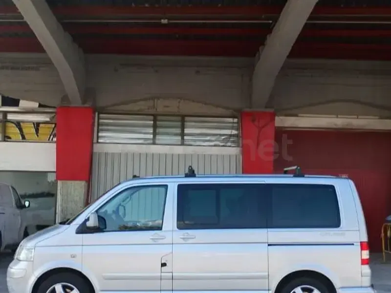 Usado VW Multivan Comfortline 130 CV (95 kW) 2007 Gris / plata Monovolumen
