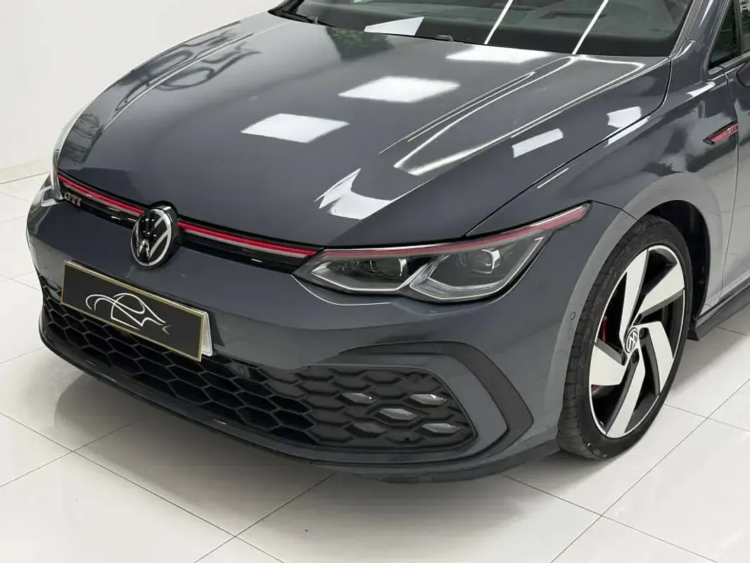 Usado VW Golf VIII GTI 245 CV (180 kW) 2022 Gris Utilitario