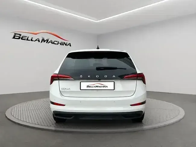 Usado Skoda Scala Ambition 110 CV (80 kW) 2021 Blanco Utilitario
