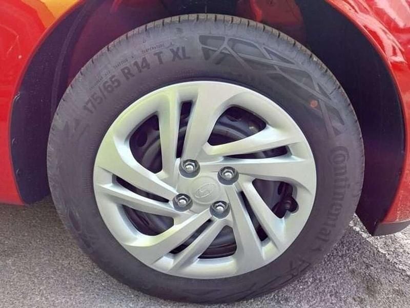 Nuevo Hyundai i10 79 CV (58 kW) 2025 Rojo Utilitario