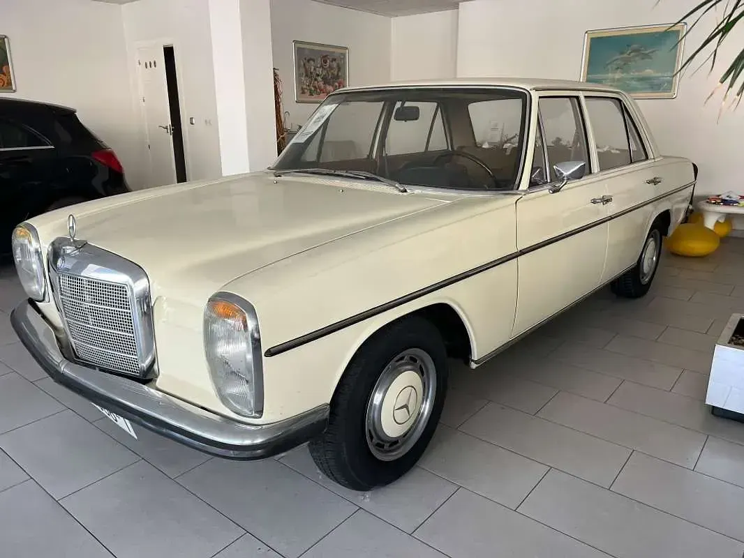 Usado Mercedes 200 1971 Beige Berlina