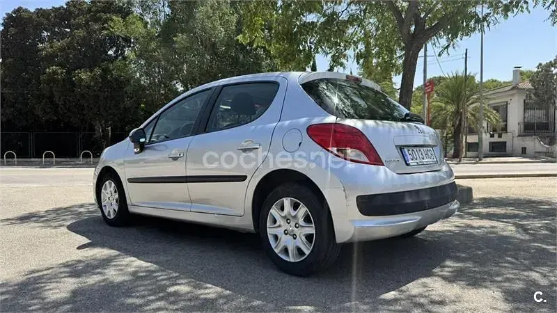 Usado Peugeot 207 Business-Line 75 CV (55 kW) 2011 Gris / plata Berlina