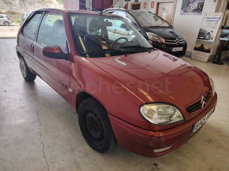Usado Citroën Saxo 58 CV (42 kW) 2002 Granate Utilitario