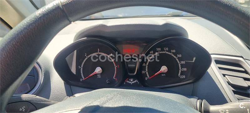 Usado Ford Fiesta Trend 68 CV (50 kW) 2011 Granate Utilitario
