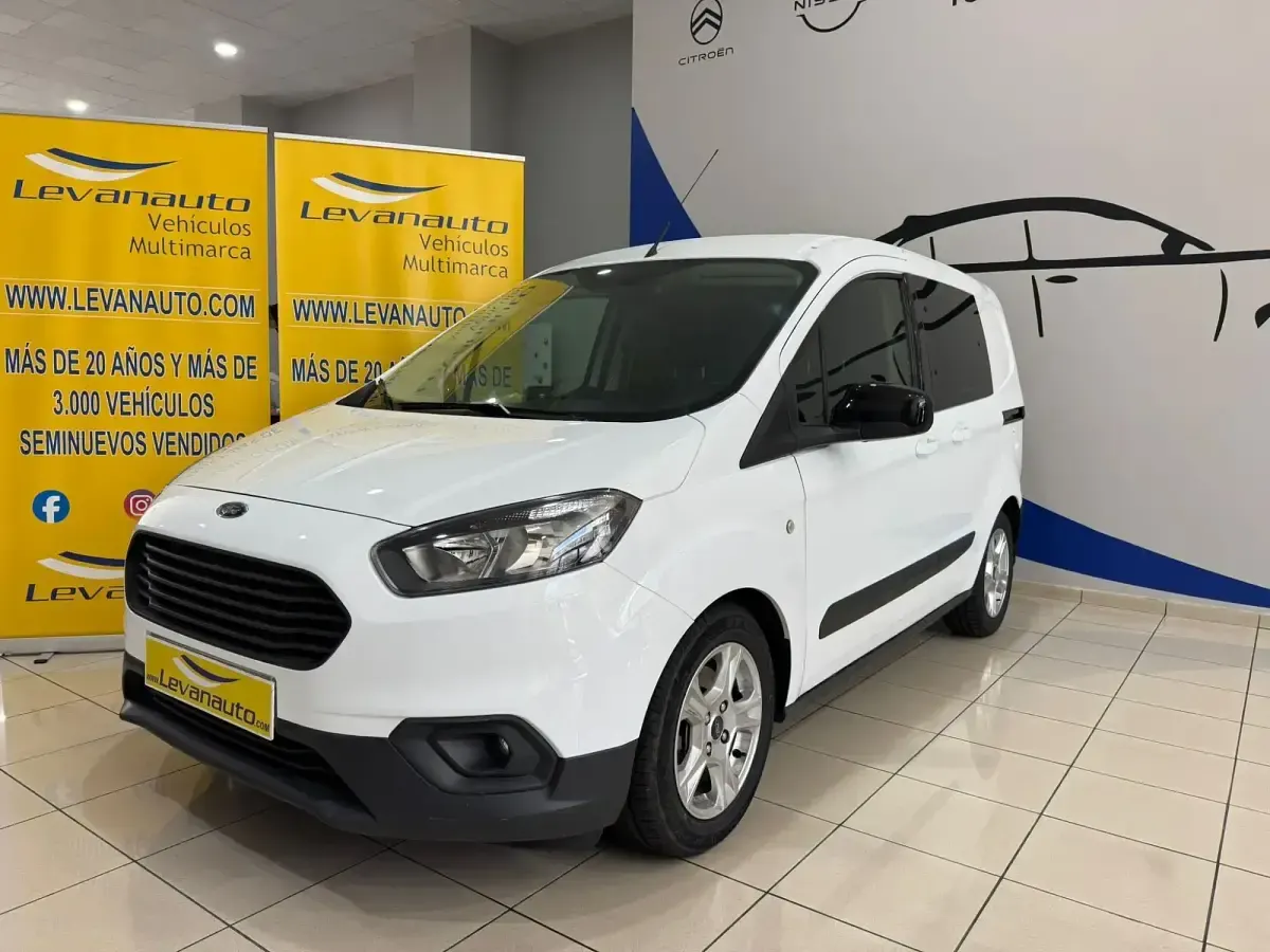 Usado Ford Transit Ambiente 74 CV (54 kW) 2021 Blanco Familiar