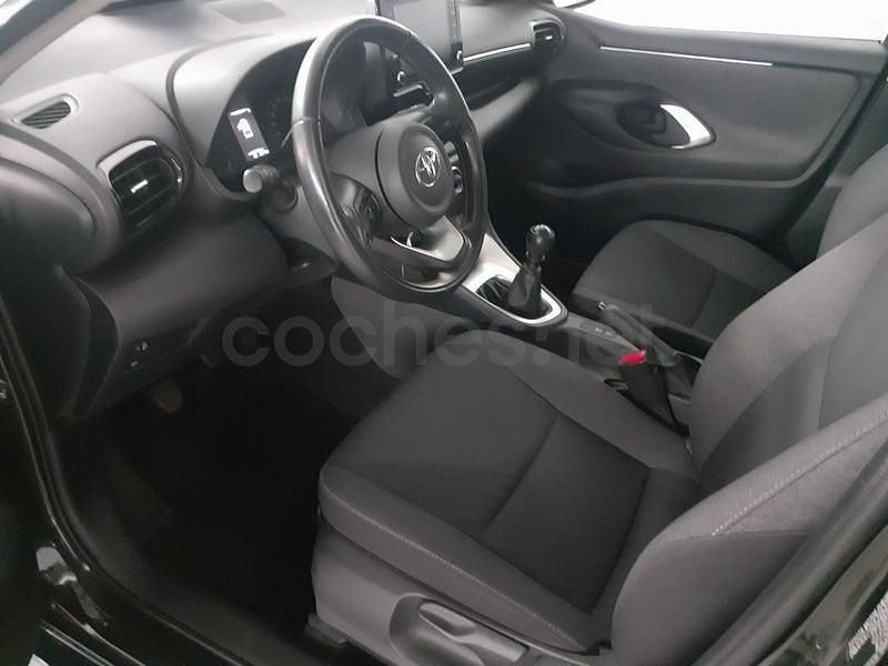 Usado Toyota Yaris Hybrid Active 116 CV (85 kW) 2022 Negro Berlina