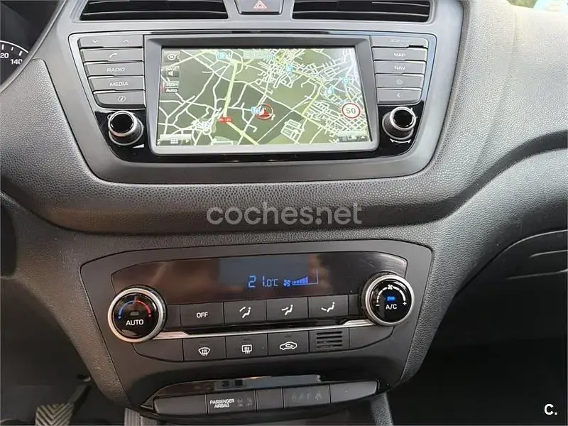 Usado Hyundai i20 84 CV (61 kW) 2017 Blanco Berlina