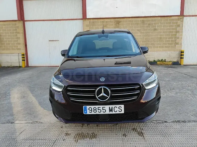 Usado Mercedes T180 116 CV (85 kW) 2023 Granate Monovolumen