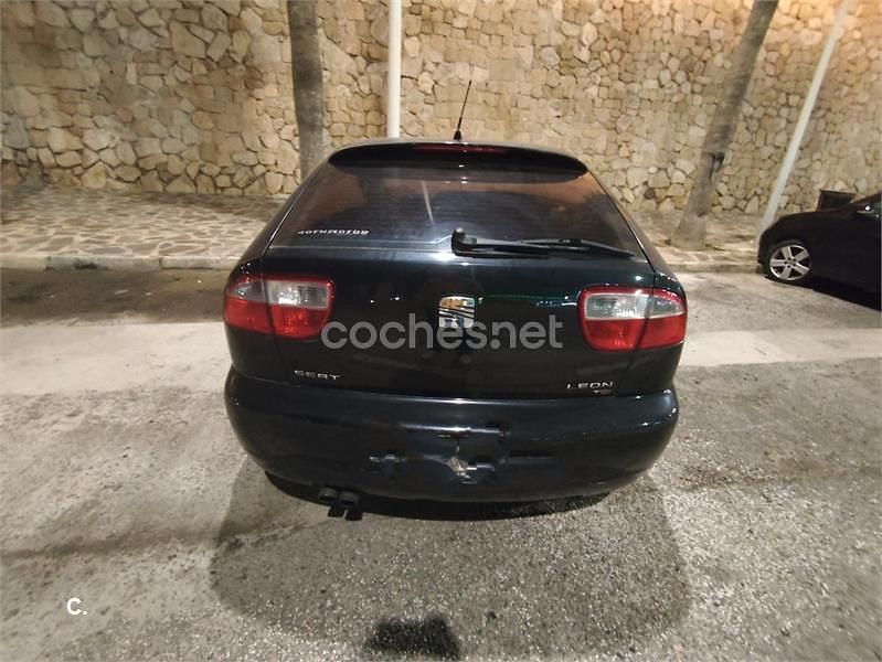 Usado Seat Leon Sport 130 CV (95 kW) 2005 Negro Berlina