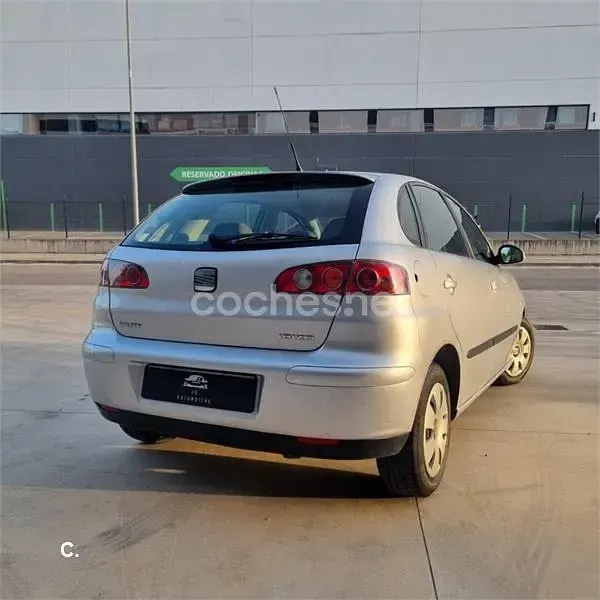 Usado Seat Ibiza 100 CV (73 kW) 2004 Gris / plata Utilitario