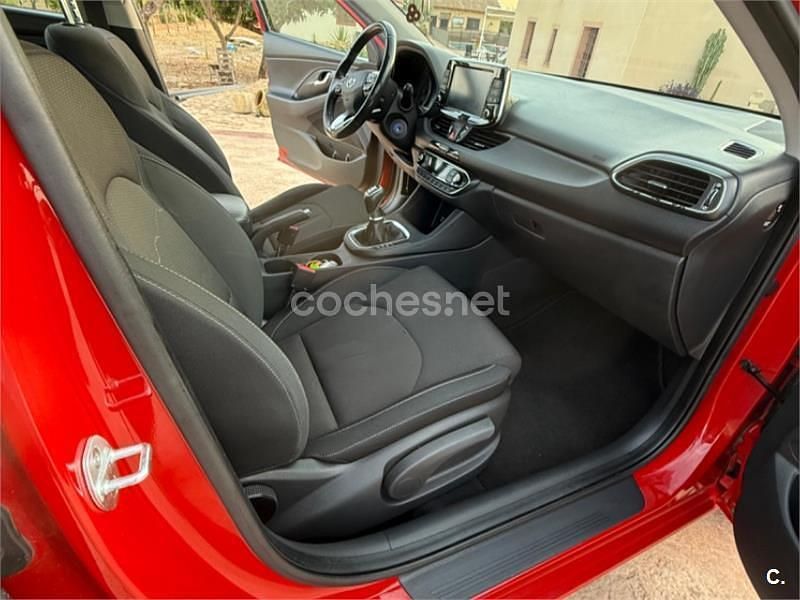 Rojo Usado 2017 Hyundai i30 Berlina | 9500 € (Precio justo) - Imagen 1/4