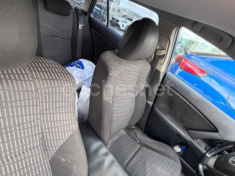 Usado Toyota Avensis Active 126 CV (92 kW) 2011 Blanco Familiar