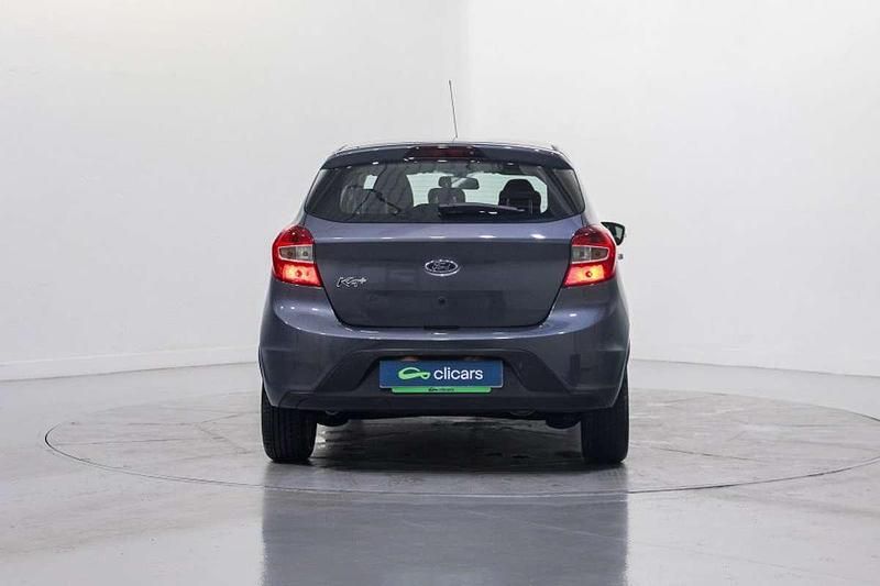 Usado Ford Ka Plus 86 CV (63 kW) 2018 Gris Utilitario