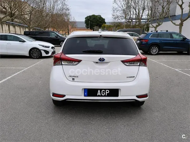 Usado Toyota Auris Hybrid Edition 136 CV (100 kW) 2018 Blanco Berlina