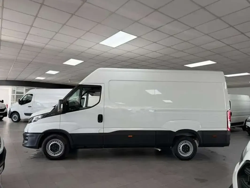 Usado Iveco Daily 160 CV (117 kW) 2023 Blanco Van