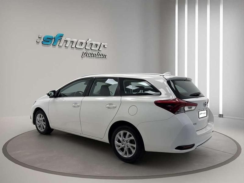 Usado Toyota Auris 131 CV (96 kW) 2019 Blanco Utilitario