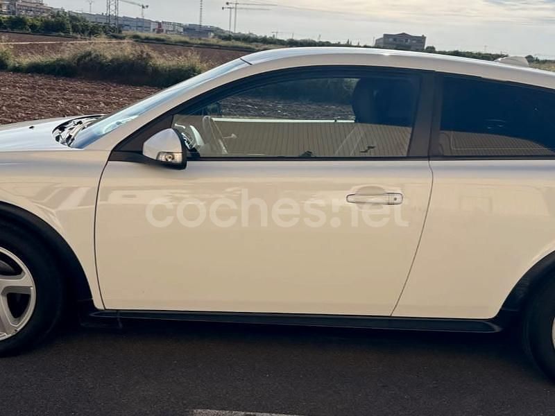 Usado Volvo C30 Momentum 115 CV (84 kW) 2011 Blanco Utilitario