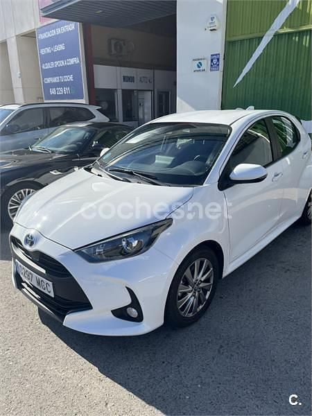 Usado Toyota Yaris Hybrid Active 116 CV (85 kW) 2023 Blanco Berlina