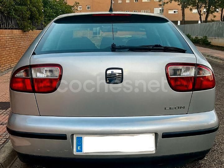Usado Seat Leon Sport 105 CV (77 kW) 2001 Gris / plata Berlina