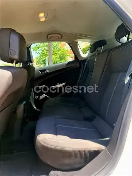 Usado Opel Astra Enjoy 110 CV (80 kW) 2010 Blanco Berlina