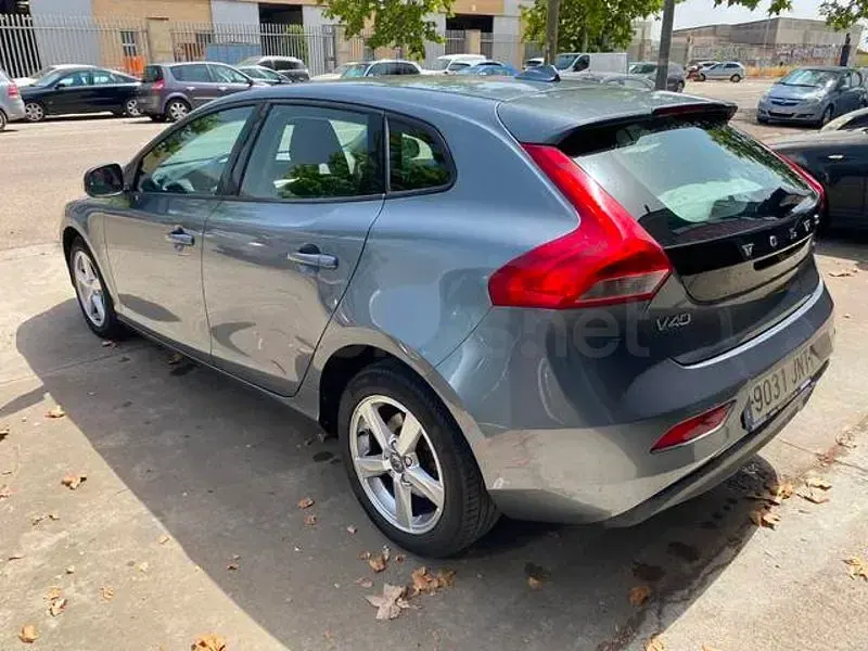 Usado Volvo V40 Kinetic 120 CV (88 kW) 2016 Gris / plata Berlina