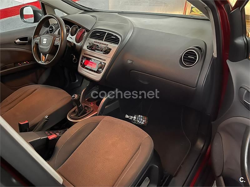 Usado Seat Altea Ecomotive 105 CV (77 kW) 2010 Granate Monovolumen