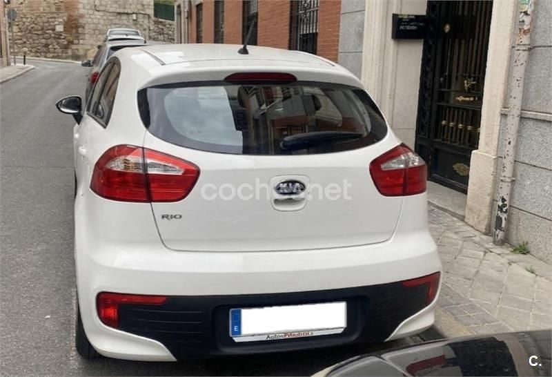 Usado Kia Rio 84 CV (61 kW) 2015 Blanco Berlina
