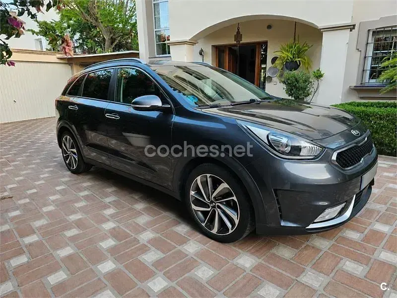 Usado Kia Niro 141 CV (103 kW) 2017 Gris / plata SUV