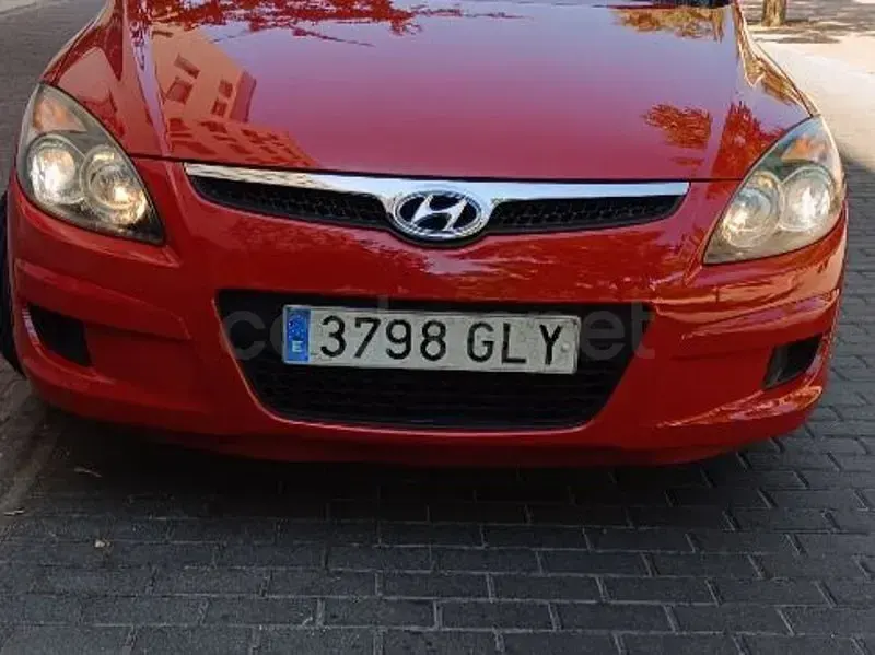 Usado Hyundai i30 Comfort 109 CV (80 kW) 2009 Rojo Berlina