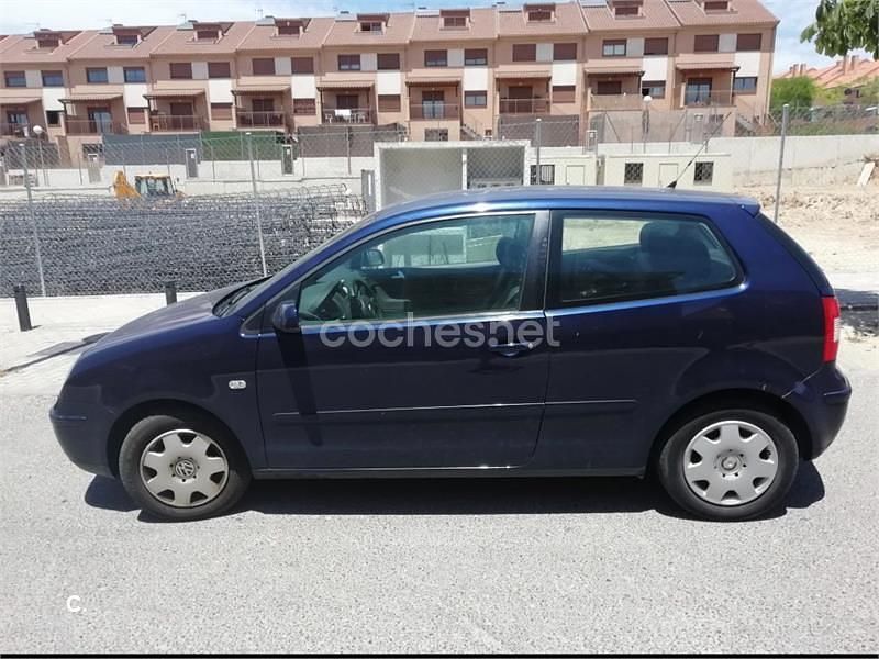 Usado VW Polo Trendline 64 CV (47 kW) 2003 Azul Berlina