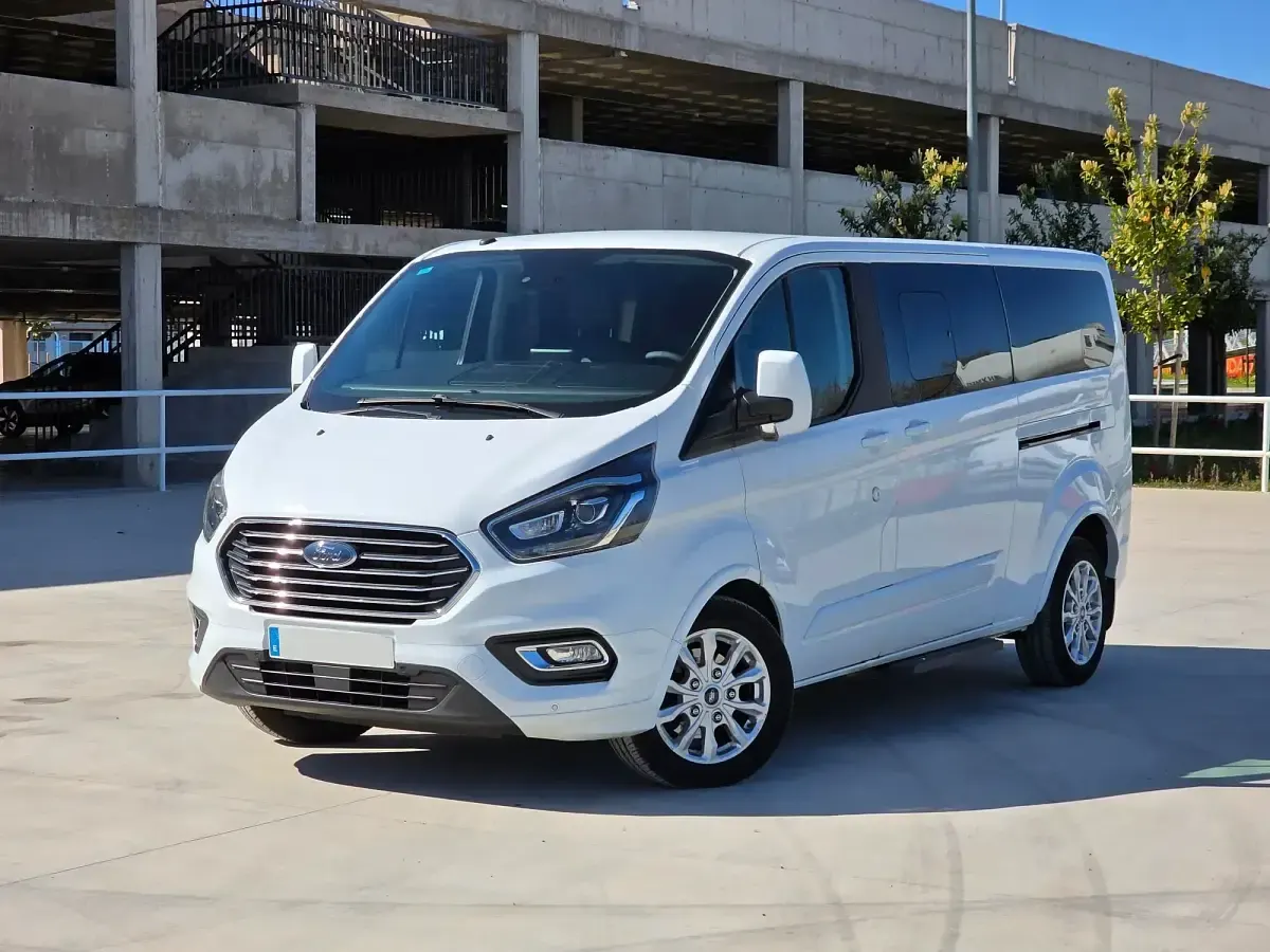 Usado Ford Tourneo Custom Titanium 170 CV (125 kW) 2019 Blanco Van