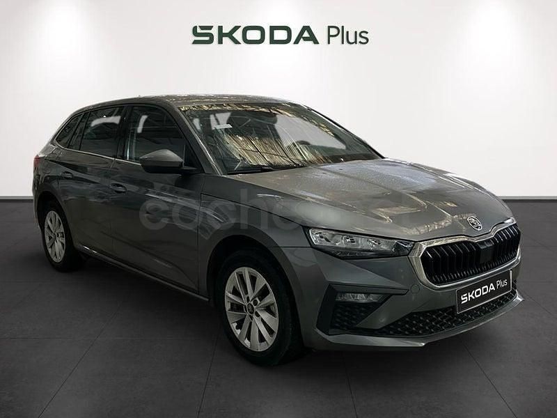 Usado Skoda Scala Selection 115 CV (84 kW) 2025 Gris Utilitario