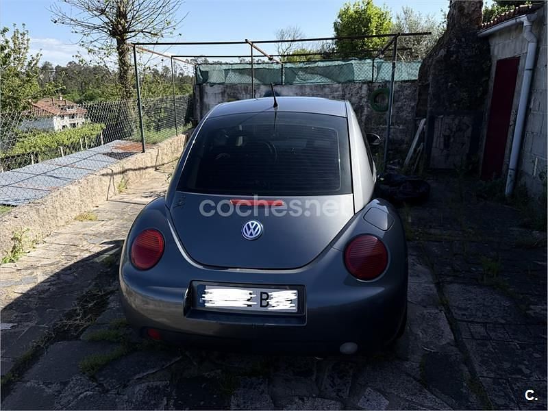 Usado VW New Beetle 102 CV (75 kW) 2002 Gris / plata Utilitario