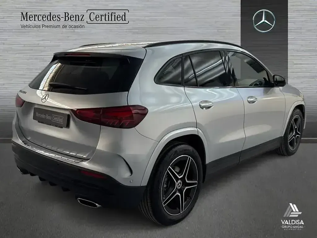 Usado Mercedes GLA200 AMG line 150 CV (110 kW) 2025 Plata hightech SUV
