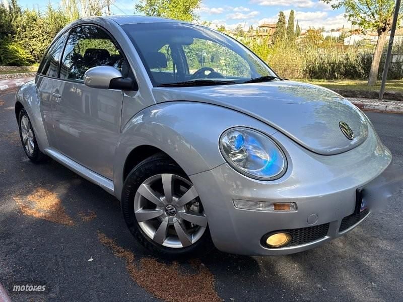 Usado VW Beetle Elegance 75 CV (55 kW) 2008 Plateado Utilitario