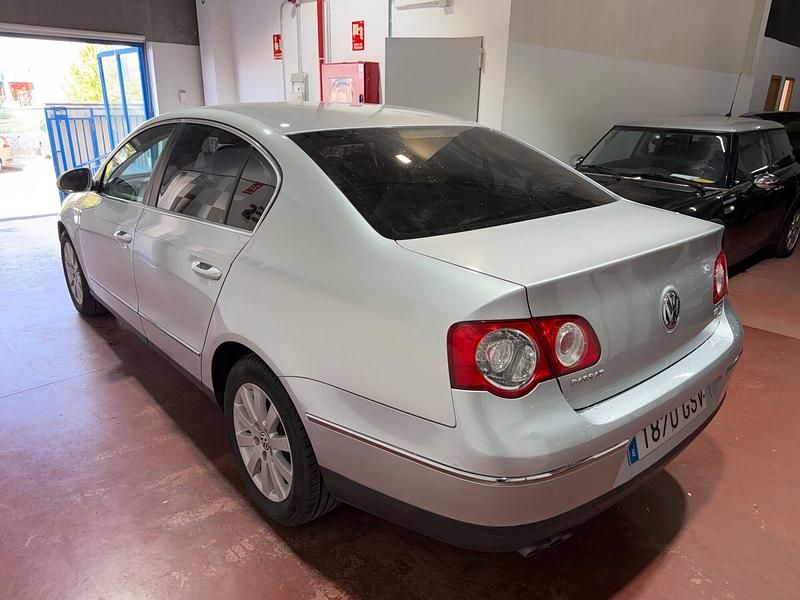 Usado VW Passat Advance 140 CV (102 kW) 2010 Gris Berlina