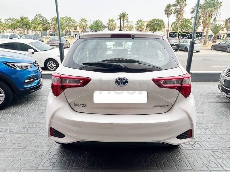 Usado Toyota Yaris Hybrid Active 100 CV (73 kW) 2019 Blanco Berlina